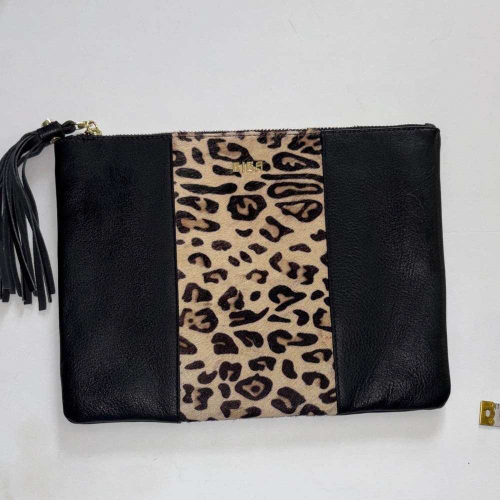 BIBA BRAND BLACK LEATHER WRISTLET WITH CHEETAH PRINT HAIR IN MIDDLE ZIP CLOSURE